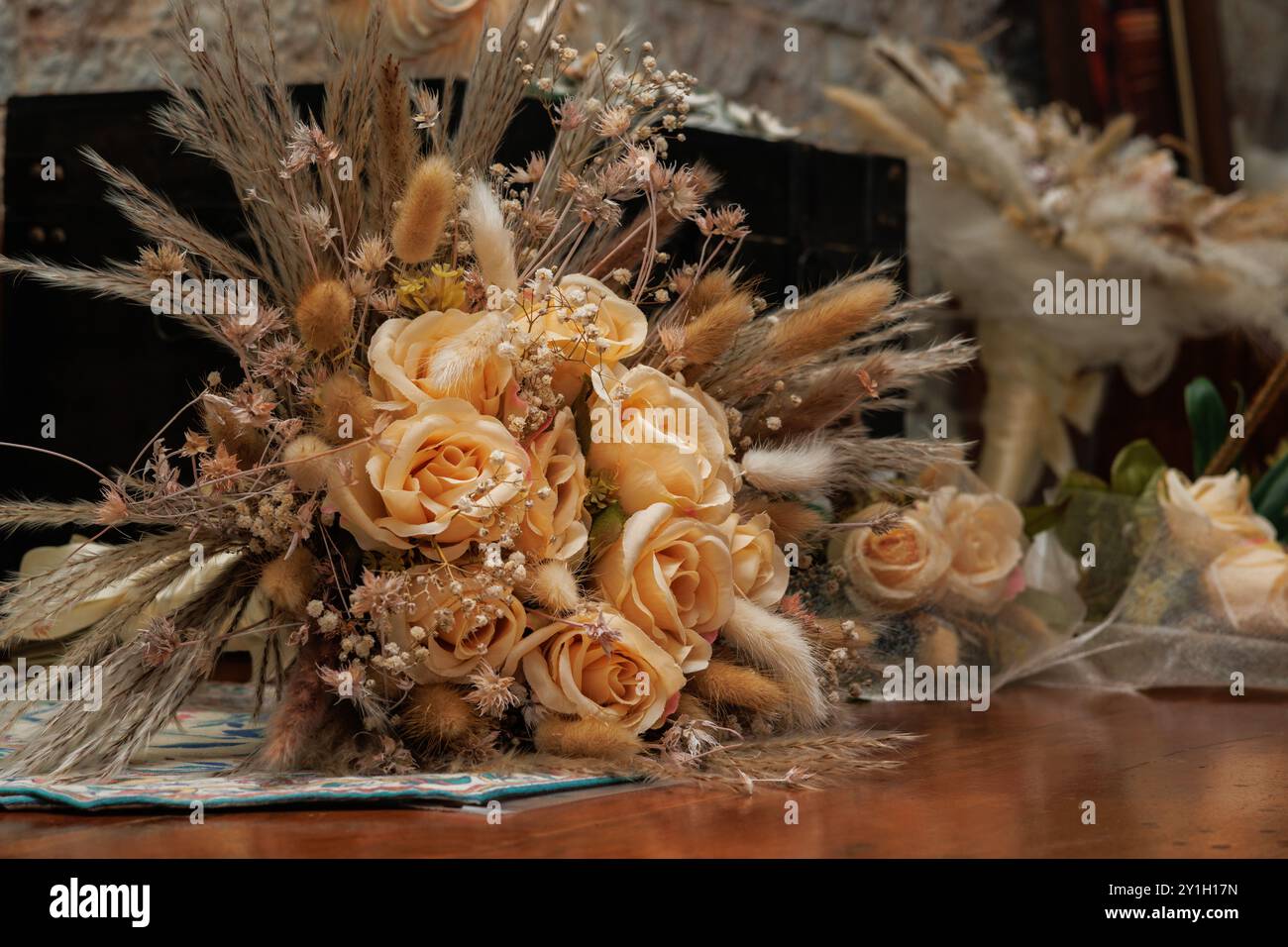 Blumenstrauß aus Stoff und Brautdekorationen Stockfoto