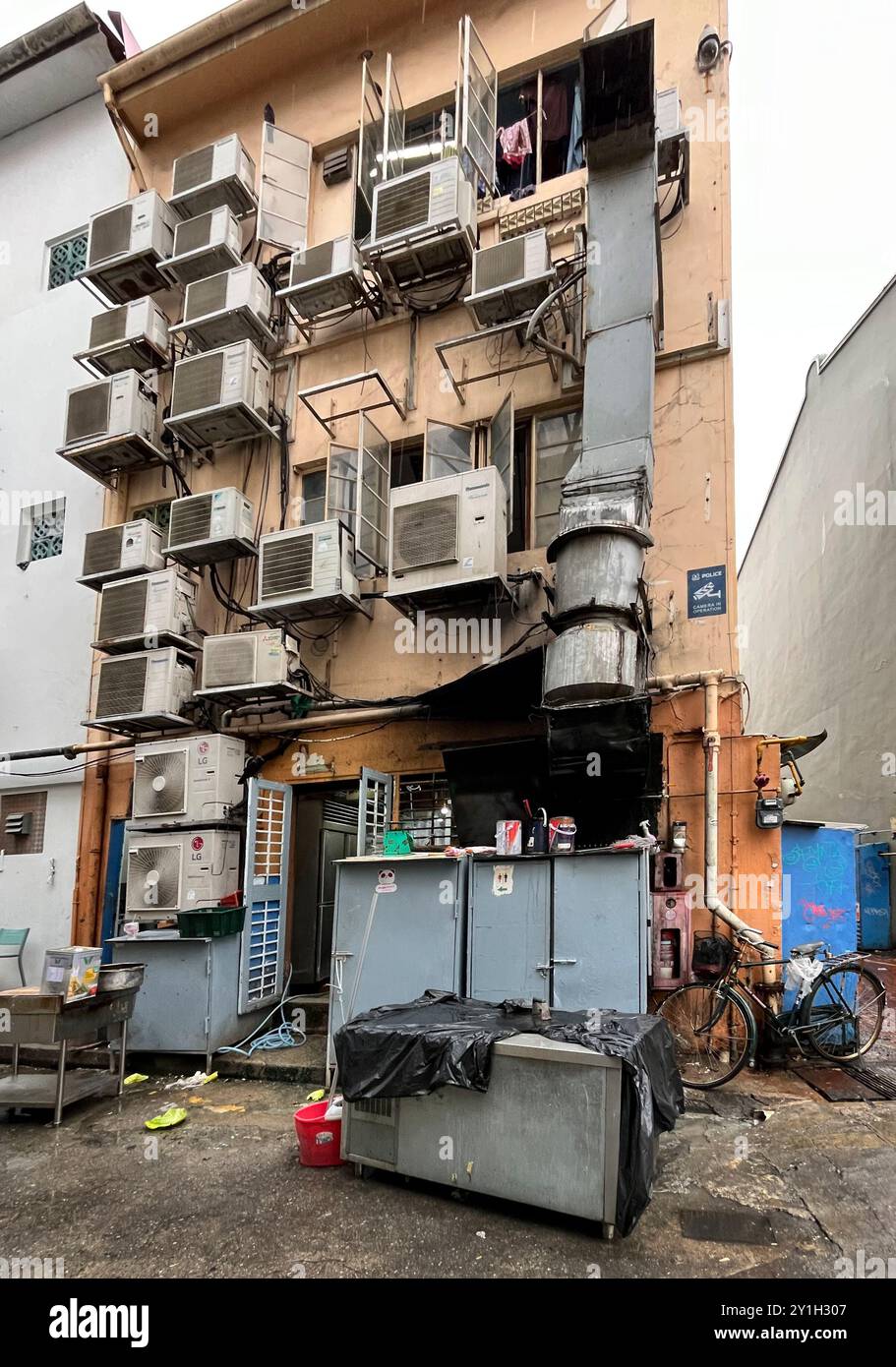 Singapur, 1. Juni 2024: Viele Klimaanlagen an der Hinterfassade von Geschäftsgebäuden und Restaurants in Singapurs Boat Quay. Stockfoto