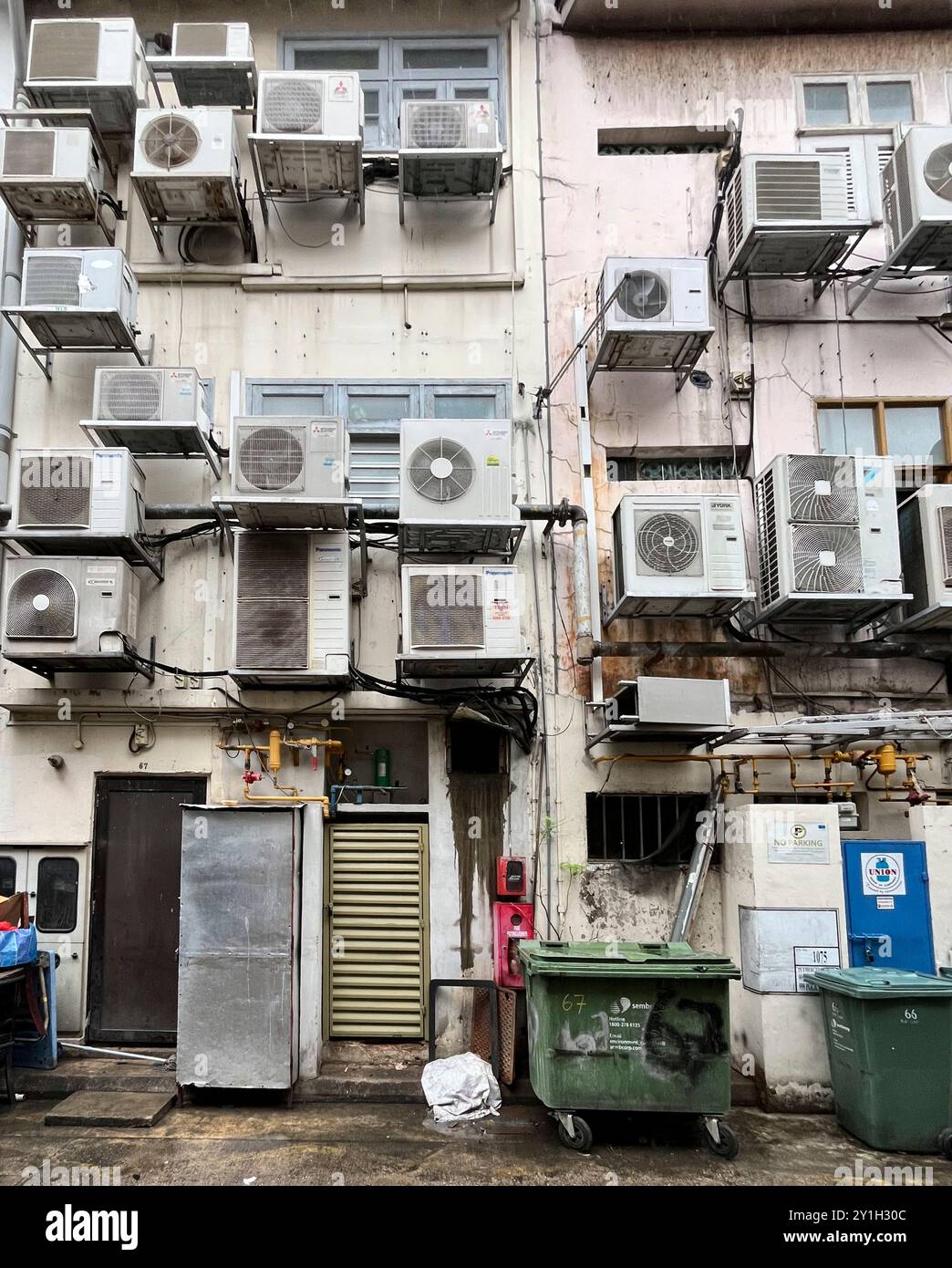 Singapur, 1. Juni 2024: Viele Klimaanlagen an der Hinterfassade von Geschäftsgebäuden und Restaurants in Singapurs Boat Quay. Stockfoto