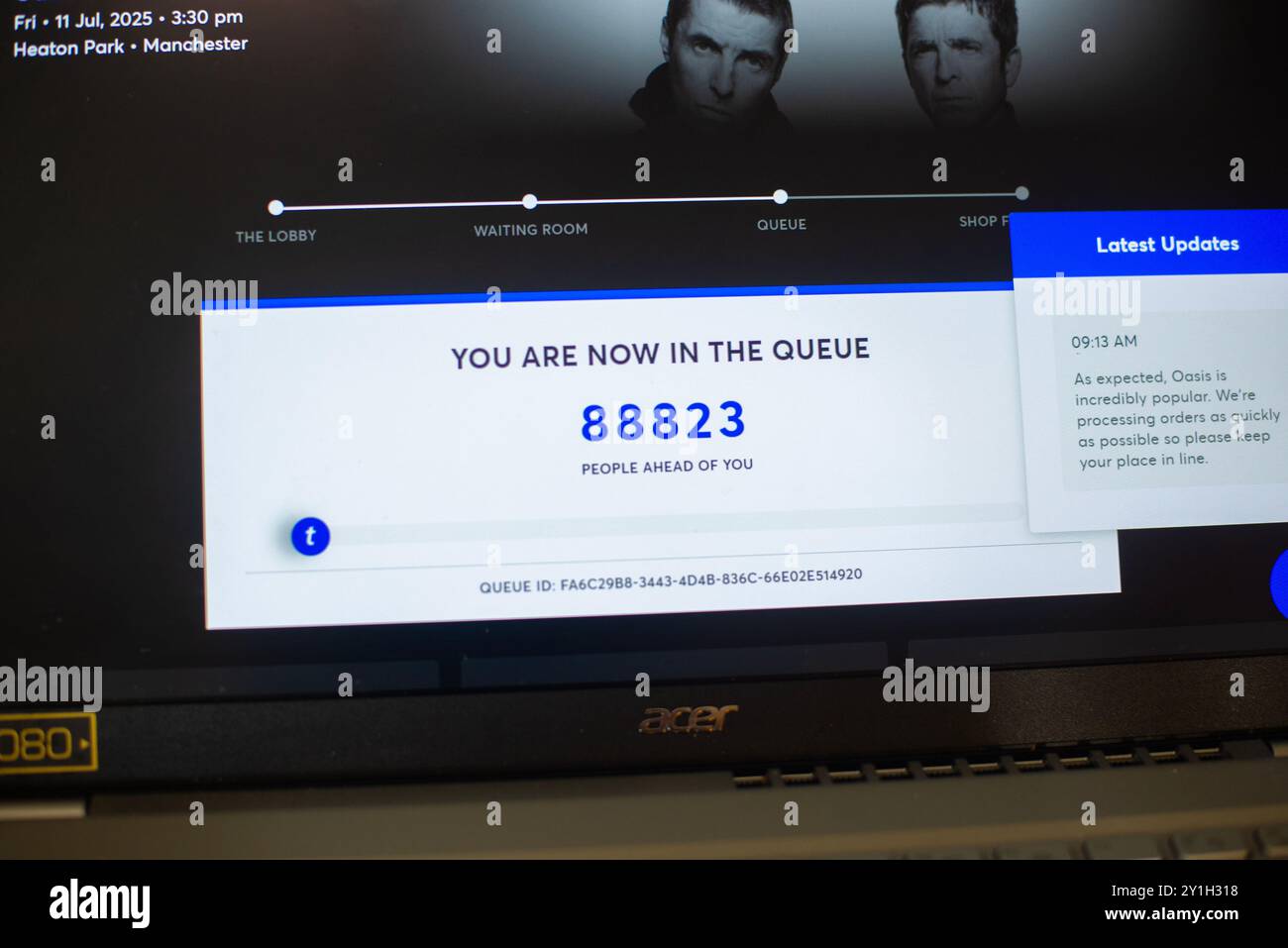 Ein Laptop-Bildschirm zeigt die Ticketmaster-Warteschlange für Oasis Reunion High Demand Tickets für den Heaton Park in Manchester 2025. Stockfoto