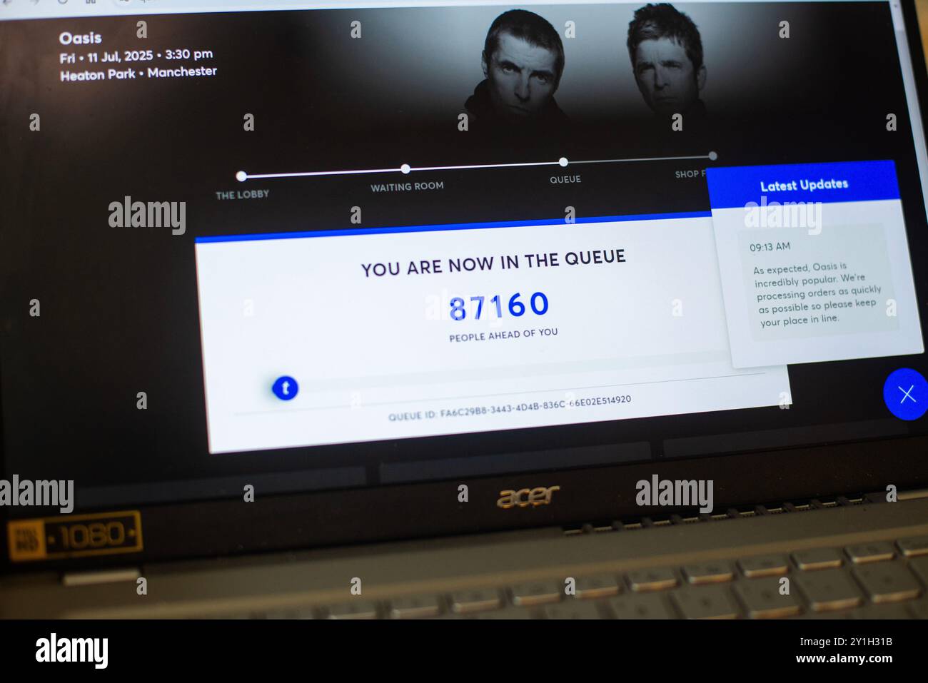 Ein Laptop-Bildschirm zeigt die Ticketmaster-Warteschlange für Oasis Reunion High Demand Tickets für den Heaton Park in Manchester 2025. Stockfoto