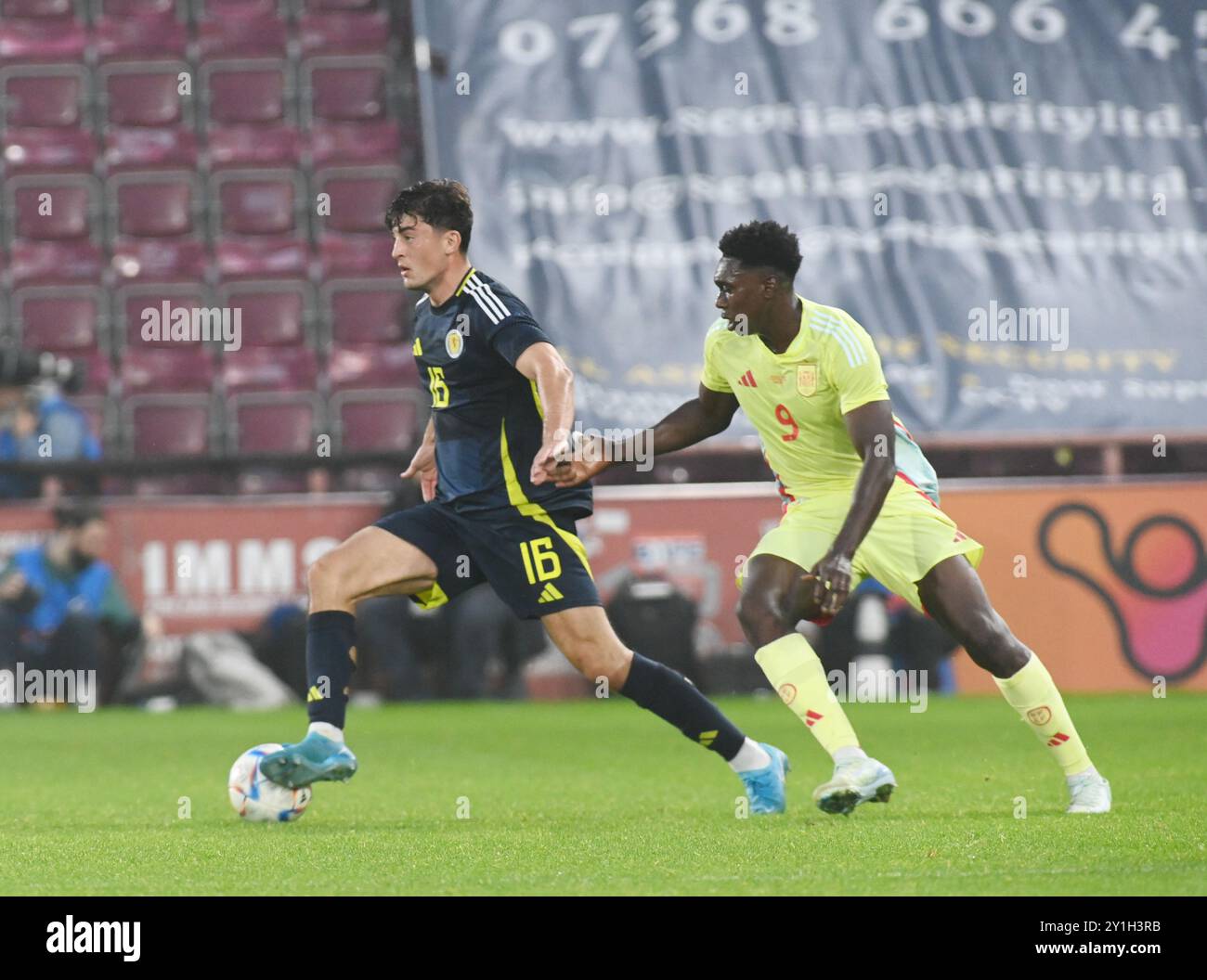 . Qualifikation zur UEFA-U21-Meisterschaft Schottland gegen Spanien. , . Tynecastle Park, Edinburgh. Schottland U21 Lewis Neilson of (St Johnstone auf Leihgabe von Hearts) mit Samuel Omorodion aus Spanien Credit: eric mccowat/Alamy Live News Stockfoto