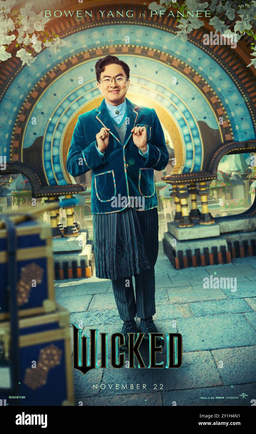 Wicked (2024) unter der Regie von Jon M. Chu mit Bowen Yang als Pfannee in einer Adaption des Broadway-Musicals, basierend auf dem Buch The Wicked: The Life and Times of the Wicked Witch of the West von Gregory Maguire. Poster mit US-Zeichen ***NUR FÜR REDAKTIONELLE ZWECKE***. Quelle: BFA / Universal Pictures Stockfoto
