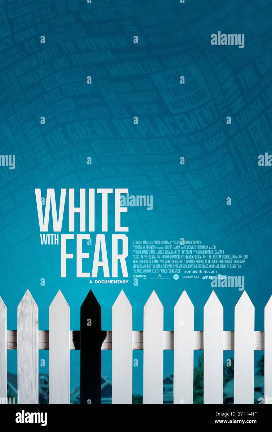 White with Fear (2024) von Andrew Goldberg mit Steve Bannon, Tim Miller und Stuart Stevens. Dokumentarfilm über das jahrzehntelange Streben Amerikas konservativer politischer Maschine, Macht anzuhäufen, indem sie Rassen-Verwerfungslinien ausnutzt und Narrative der Weißen Opfermacht schürt. Poster für die US-Werbung ***NUR FÜR REDAKTIONELLE ZWECKE***. Quelle: BFA / so viel Film Stockfoto