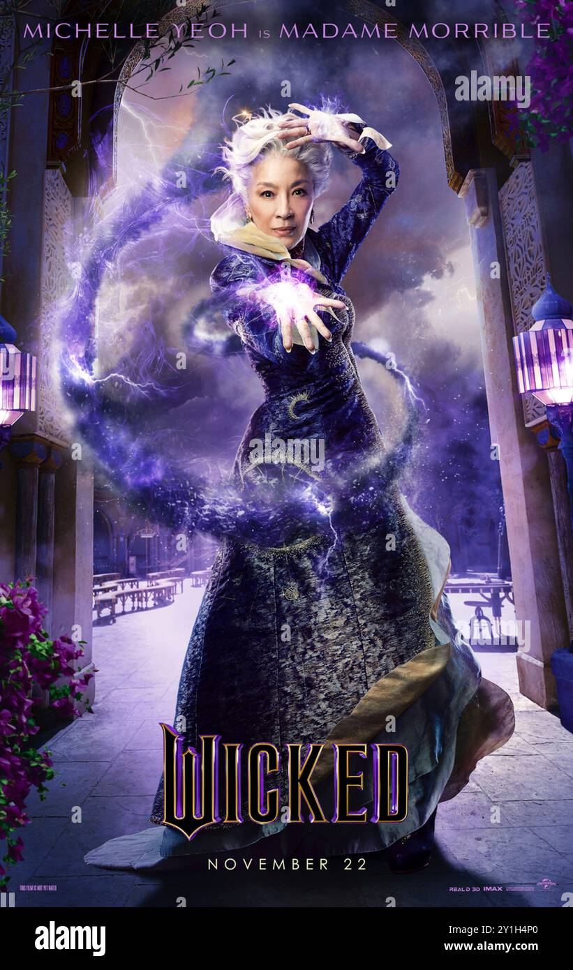 Wicked (2024) von Jon M. Chu mit Michelle Yeoh als Madame Morrible in einer Adaption des Broadway-Musicals, basierend auf dem Buch The Wicked: The Life and Times of the Wicked Witch of the West von Gregory Maguire. Poster mit US-Zeichen ***NUR FÜR REDAKTIONELLE ZWECKE***. Quelle: BFA / Universal Pictures Stockfoto