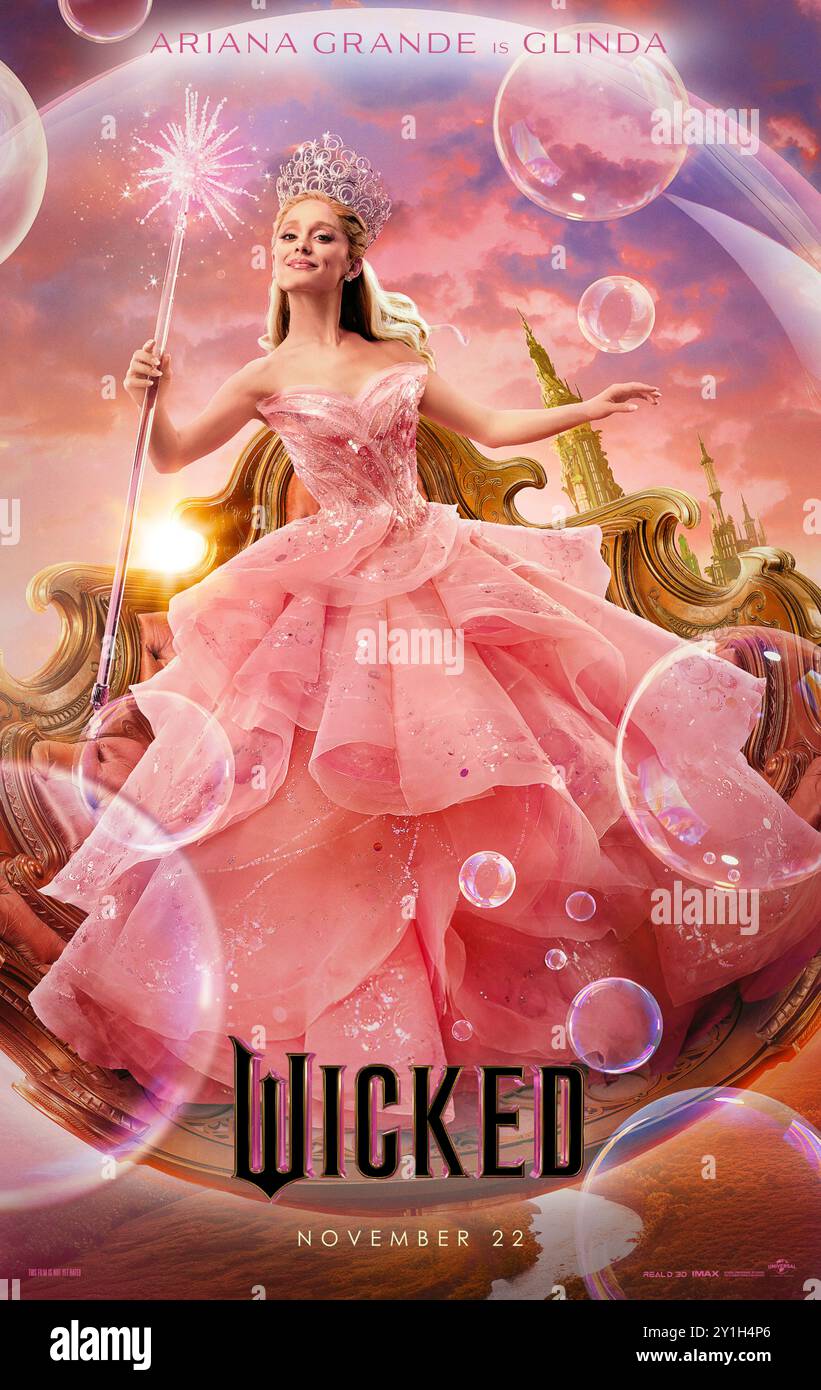 Wicked (2024) unter der Regie von Jon M. Chu mit Ariana Grande als Glinda in einer Adaption des Broadway-Musicals basierend auf dem Buch The Wicked: The Life and Times of the Wicked Witch of the West von Gregory Maguire. Poster mit US-Zeichen ***NUR FÜR REDAKTIONELLE ZWECKE***. Quelle: BFA / Universal Pictures Stockfoto