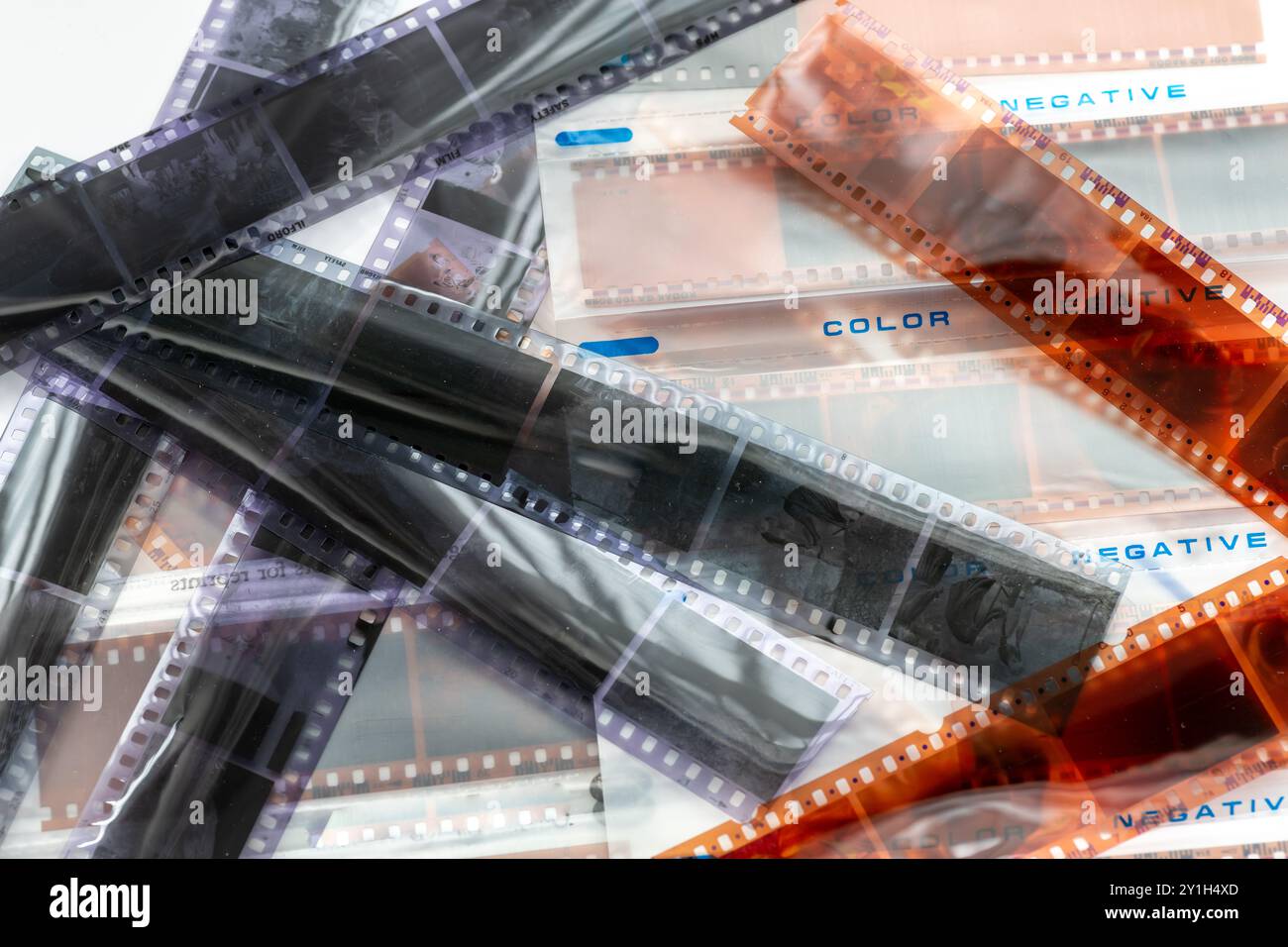 Farb- und Schwarzweiß-Fotofilme Streifen negative auf eine Aufbewahrungsmappe. Stockfoto