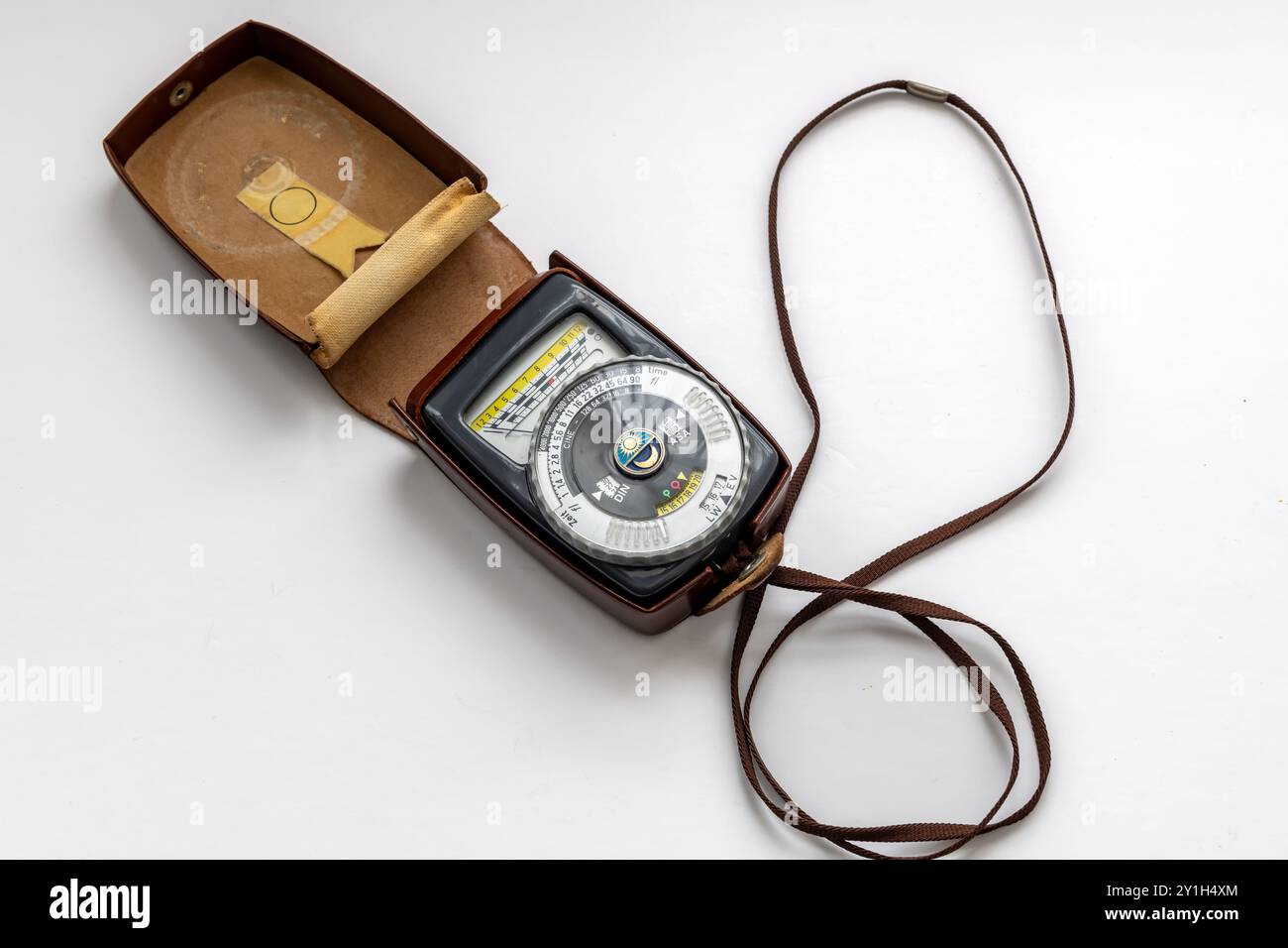 Ein Lichtmesser für die Vintage-Fotografie, isoliert auf weißem Hintergrund. Stockfoto