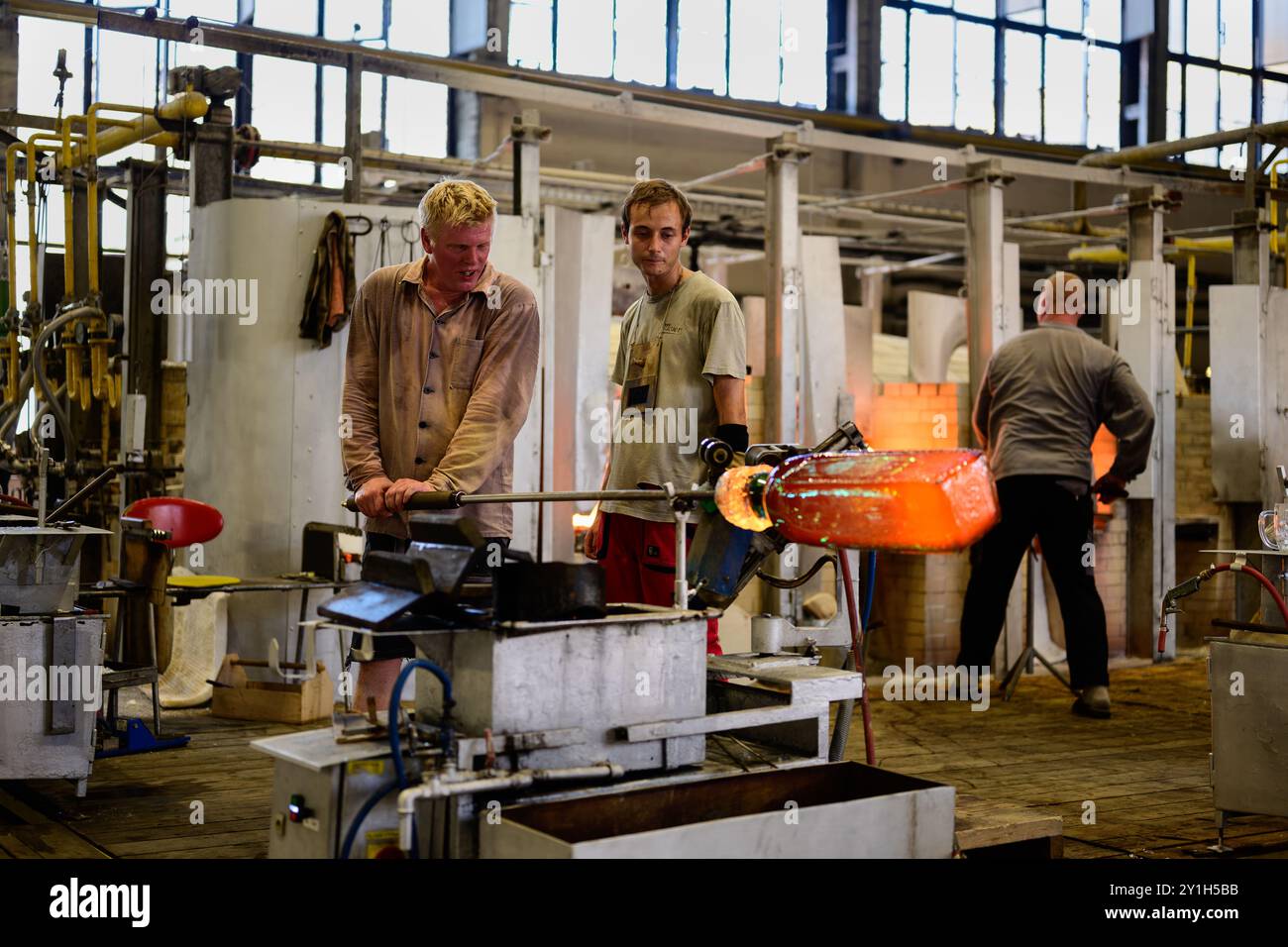 Karlovy Vary, Tschechische Republik - 11. August 2024: Meister des Glasbläsers oder Gaffers, der mit heißgeschmolzenem Glas in der Fabrik Moser arbeitet. Stockfoto