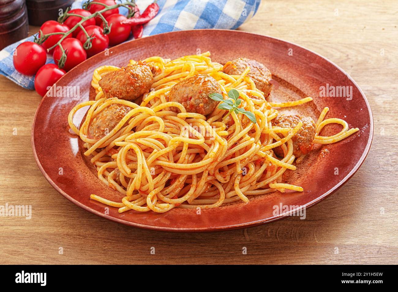 Italienische Spaghetti mit Fleischbällchen in Tomatensauce Stockfoto
