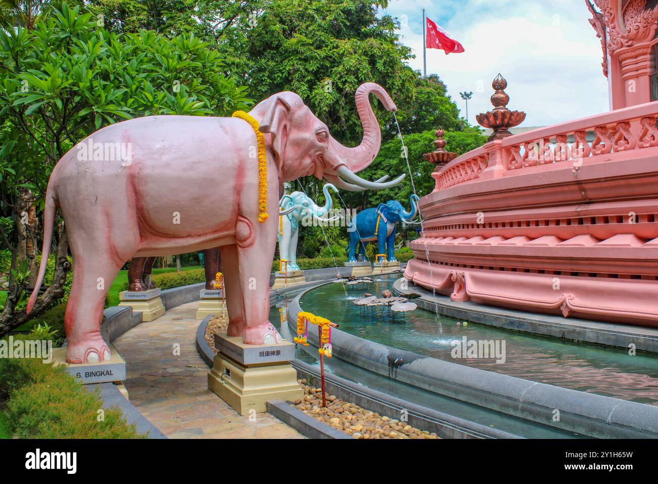 Bangkok, Samut Prakan, Thailand, Südostasien, Asien. Erawan Museum. Elefantenstatuen entlang des Brunnens, der den zentralen Teil des Museums umgibt. Stockfoto