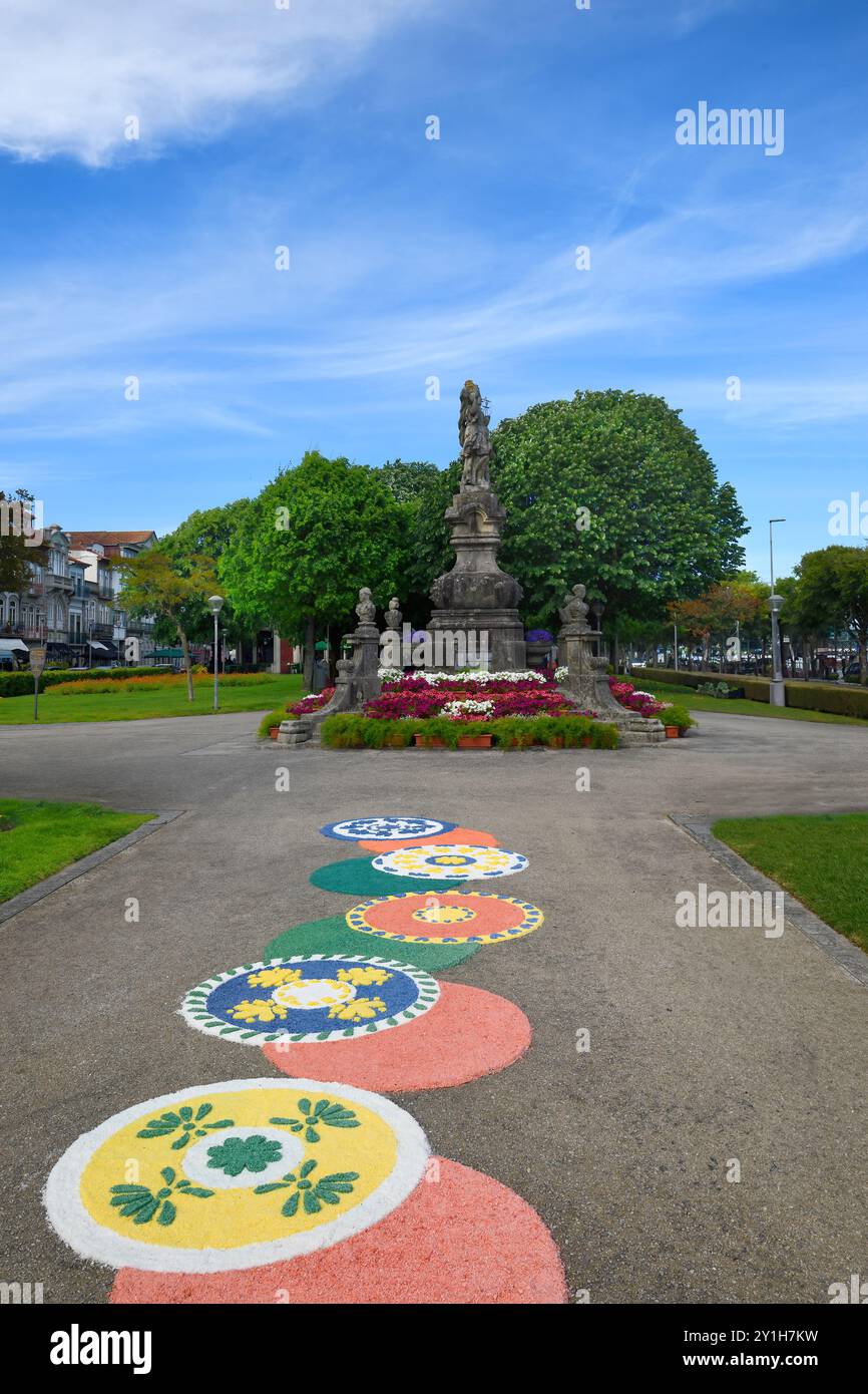 Viana-Statue aus dem 18. Jahrhundert mit Blumenmotiven auf dem Boden während des Blumenfestes, Viana do Castelo, Minho, Portugal Stockfoto