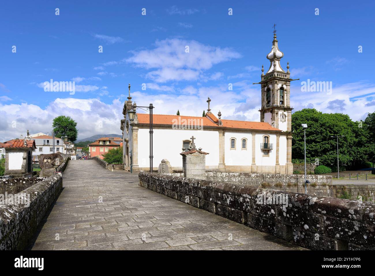 St. Antonius der alten Turmkirche und römische und mittelalterliche Brücke, Ponte de Lima, Minho, Portugal Stockfoto