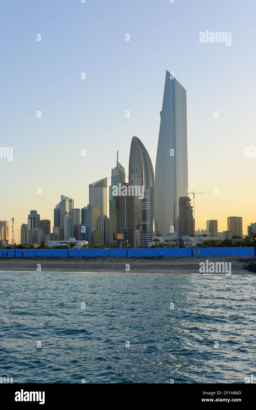 Blick von Kuwait City an einem sonnigen Tag und Sonnenuntergang im Hintergrund. Stockfoto