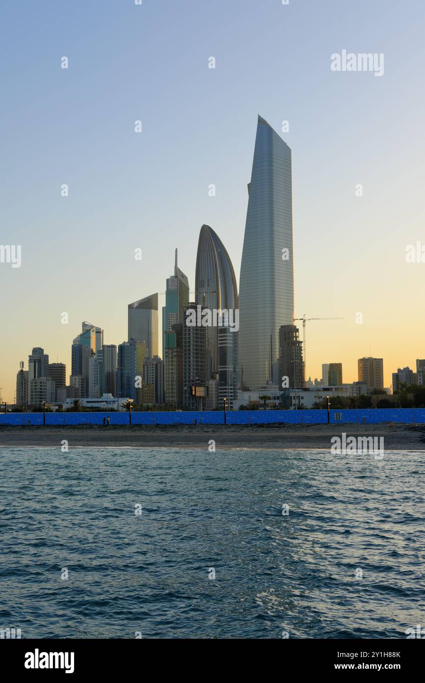 Blick von Kuwait City an einem sonnigen Tag und Sonnenuntergang im Hintergrund. Stockfoto