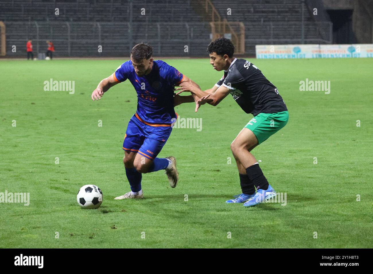 Maurice Danielle Werlein SI li. Gegen Nasim Chatar FB Re. Fussball Oberliga Westfalen, 5. Spieltag, Sportfreunde Siegen - SG Finnentrop/Bamenohl, am 06.09.2024 in Siegen/Deutschland. *** Maurice Danielle Werlein SI links gegen Nasim Chatar FB Right Fußball Oberliga Westfalen, Spieltag 5, Sportfreunde Siegen SG Finnentrop Bamenohl, am 06 09 2024 in Siegen Deutschland Stockfoto