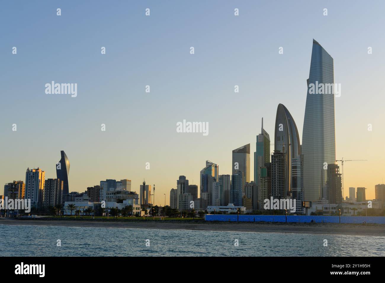 Blick von Kuwait City an einem sonnigen Tag und Sonnenuntergang im Hintergrund. Stockfoto
