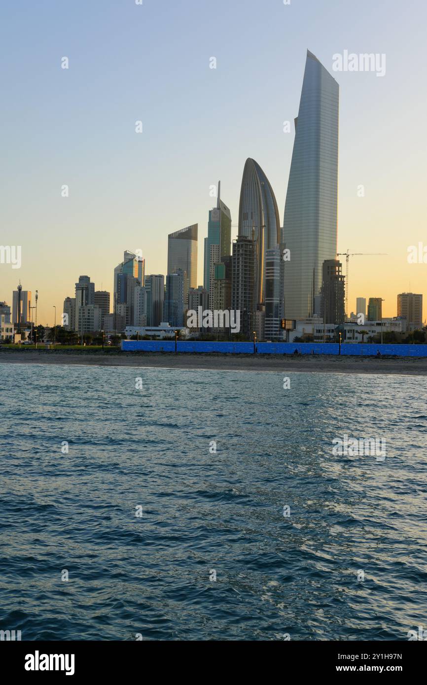 Blick von Kuwait City an einem sonnigen Tag und Sonnenuntergang im Hintergrund. Stockfoto