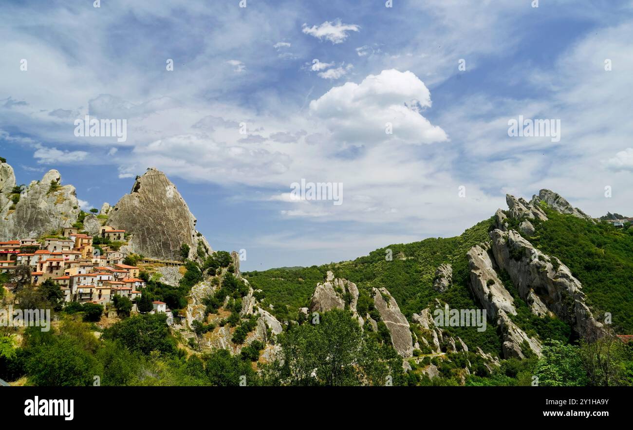 Castelmezzano, das antike Dorf, eingebettet in das typische Panorama der lukanischen Dolomiten, Potenza, Basilicata, Italien Stockfoto