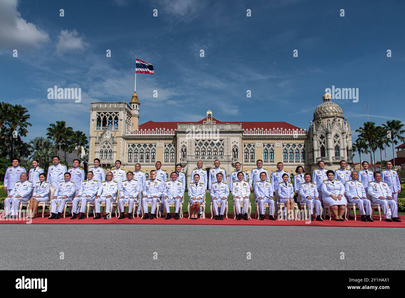 Bangkok, Thailand. September 2024. Die neuen thailändischen Kabinettsmitglieder posieren für ein Gruppenfoto vor der Sondersitzung des Kabinetts im Regierungshaus in Bangkok. (Foto: Peerapon Boonyakiat/SOPA Images/SIPA USA) Credit: SIPA USA/Alamy Live News Stockfoto