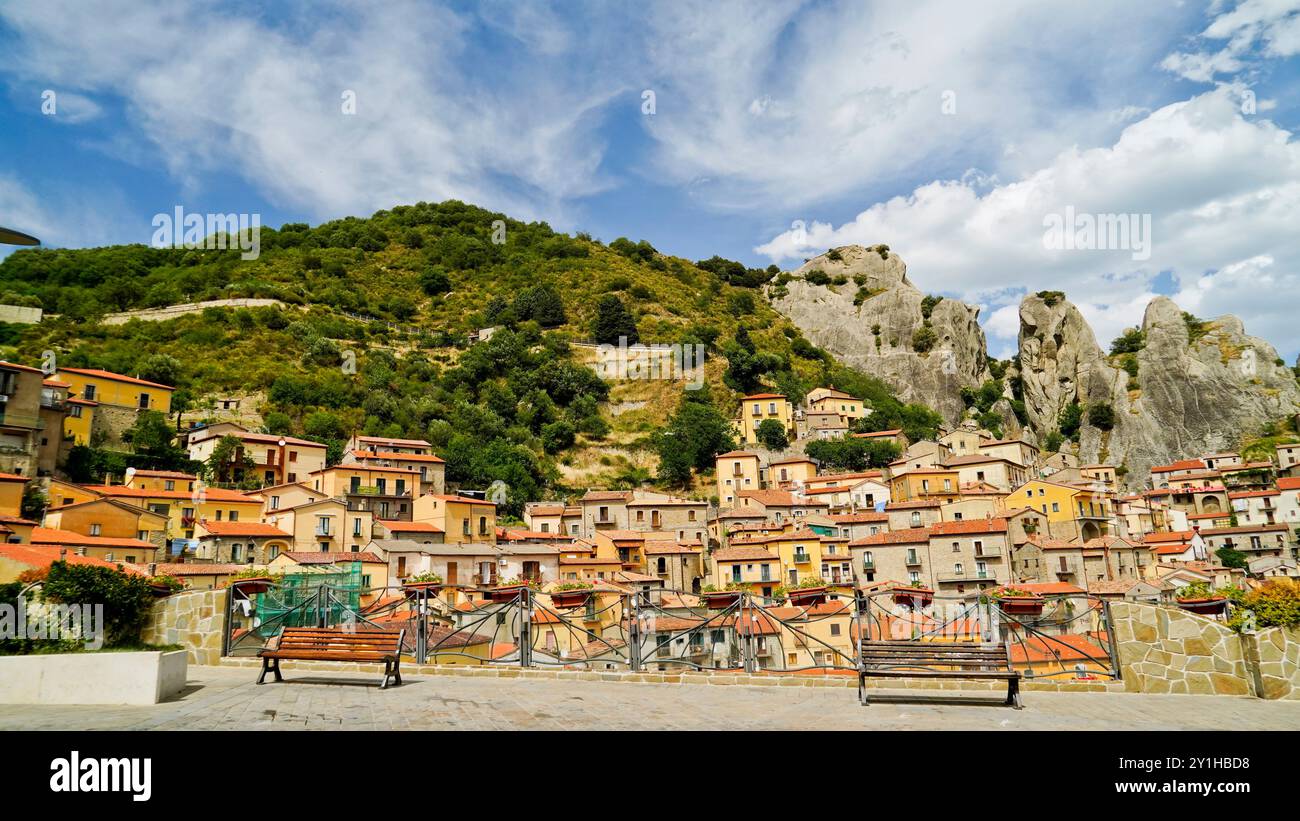 Castelmezzano, das antike Dorf, eingebettet in das typische Panorama der lukanischen Dolomiten, Potenza, Basilicata, Italien Stockfoto