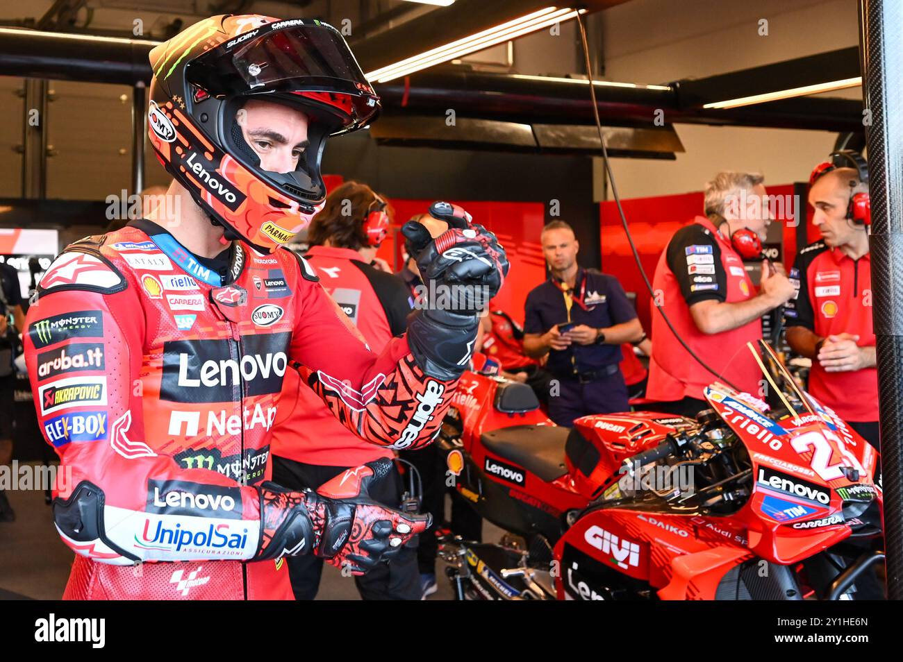 Francesco Bagnaia Italiener Ducati Lenovo Team Ducati verlässt mit seinem Motorrad während der Gran Premio Red Bull di San Marino e della Riviera di Rimini Paddock and Riders, MotoGP Weltmeisterschaft in Misano, Italien, 7. September 2024 Credit: Independent Photo Agency Srl/Alamy Live News Stockfoto