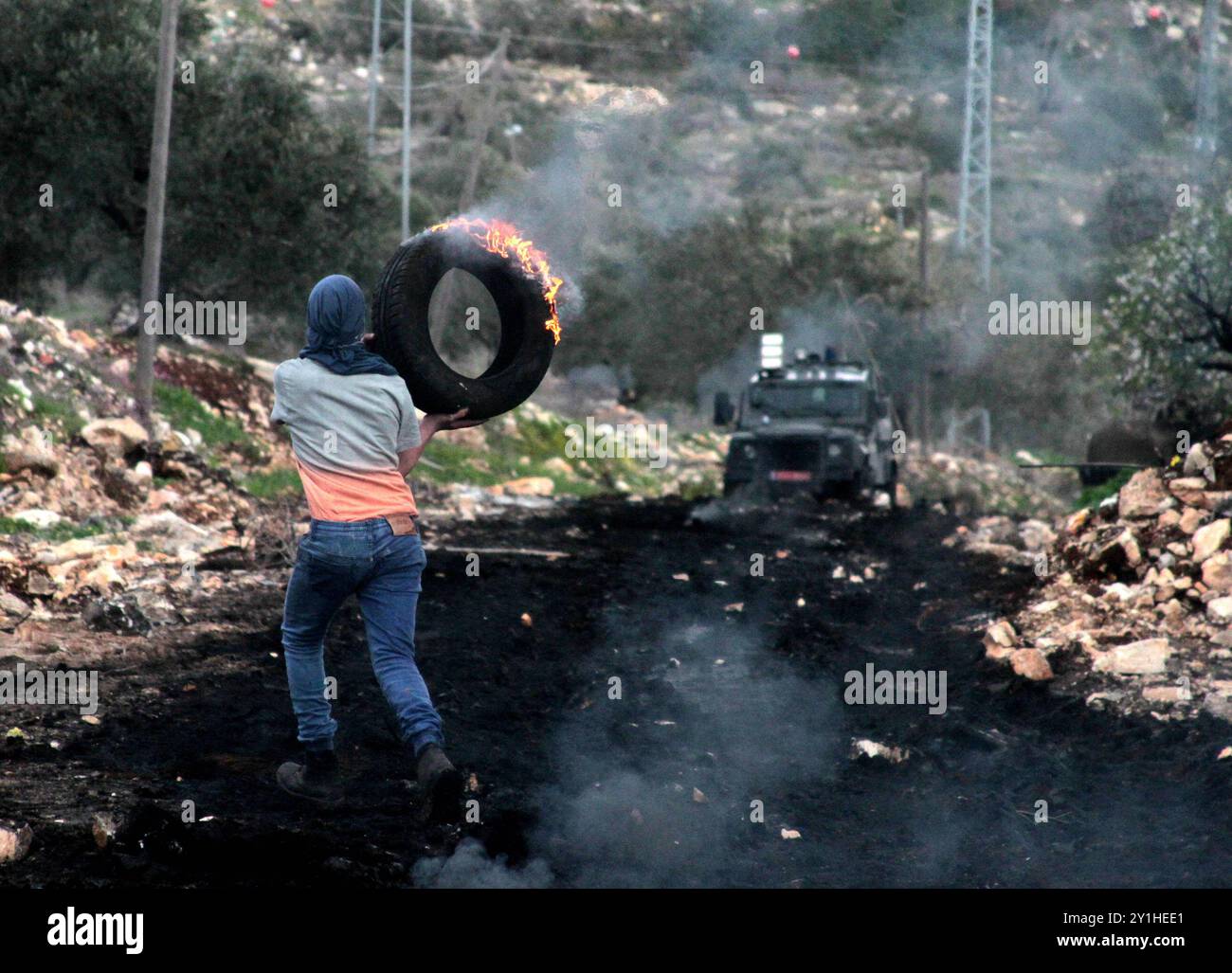 Palästinensische Kinder und Jugendliche stoßen nach einem Protest gegen die Erweiterung der nahe gelegenen israelischen Siedlung Qadomem im Dorf Kafr Qaddum in der Nähe von Nablus auf Mitglieder der israelischen Sicherheitskräfte Stockfoto