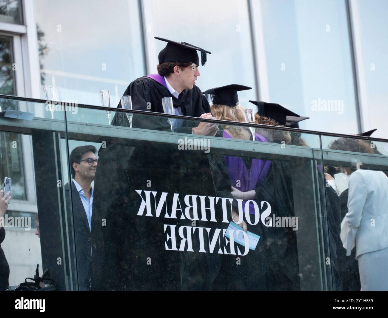 Universitätsabsolventen mit Umhängen und Mörsertafeln bei der Abschlussfeier im Southbank Centre London Stockfoto