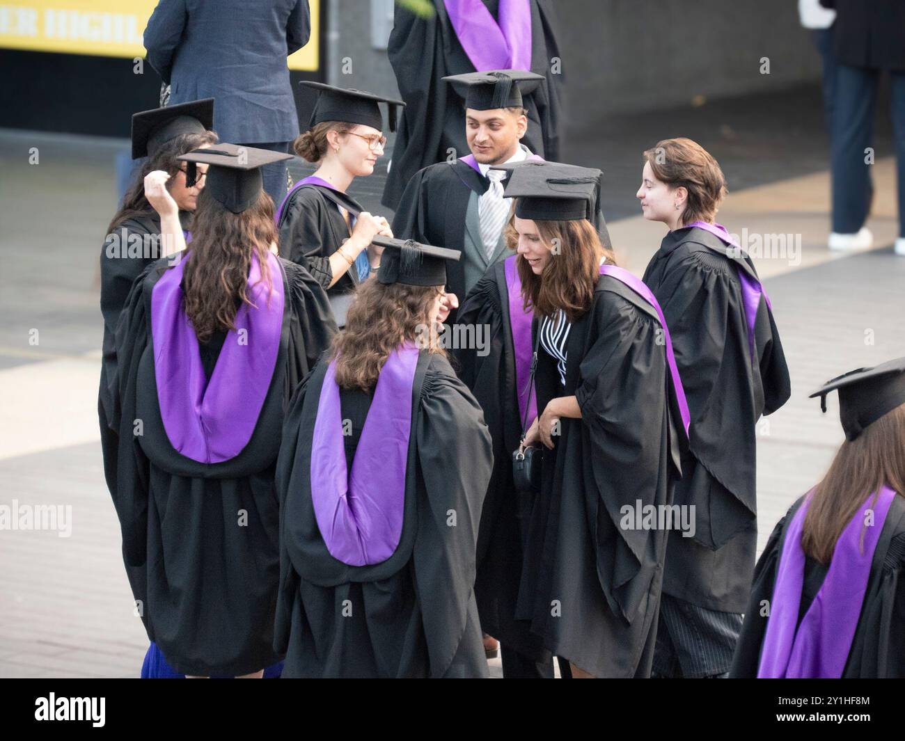 Universitätsabsolventen mit Umhängen und Mörsertafeln bei der Abschlussfeier im Southbank Centre London Stockfoto