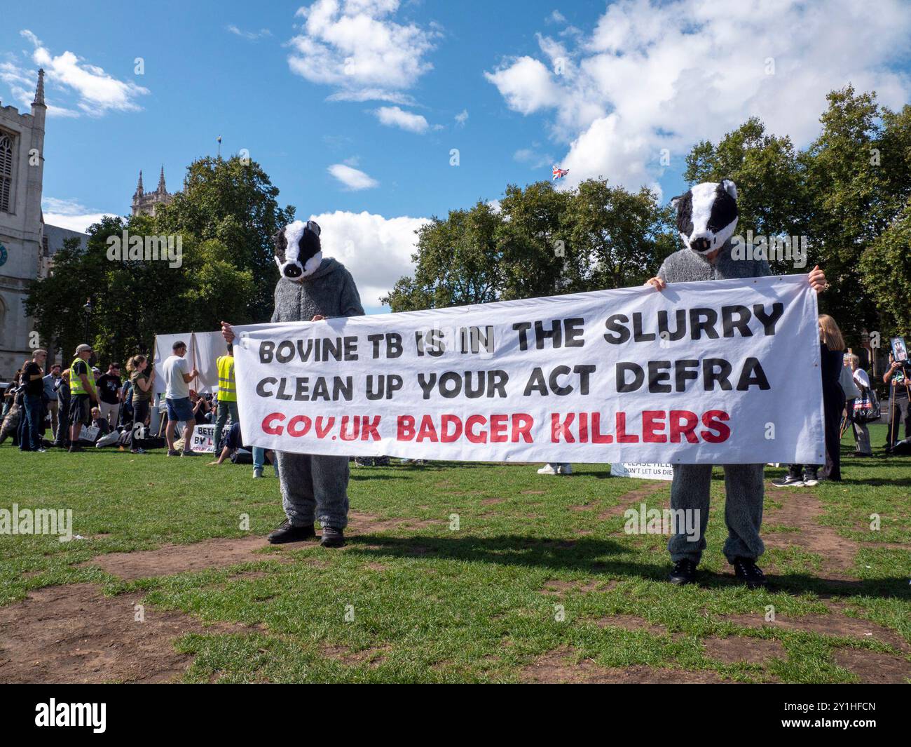 Demonstranten in Badger-Kostümen versammeln sich vor den Houses of Parliament in London, um ein Ende der Dachsschlachtung zu fordern Stockfoto