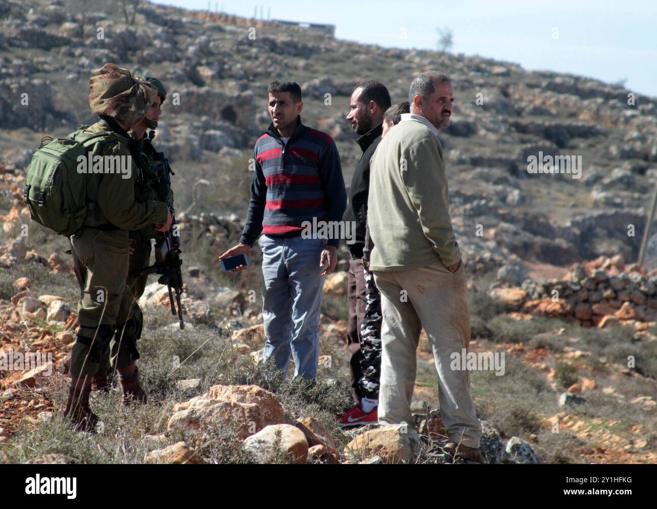 Israelische Soldaten stoßen im Westjordanland-Dorf Qusra nahe der Stadt Nablus auf Palästinenser. Berichten zufolge hatten einige Palästinenser eine Gruppe israelischer Siedler kurzzeitig festgenommen, weil sie Steine auf Bauern geworfen hatten, die ihre Felder in der Nähe des Dorfes besuchten. Kurz nach dem Ereignis kamen die israelischen Truppen an und ließen die inhaftierten Siedler frei und feuerten Tränengas an die Palästinenser. Stockfoto