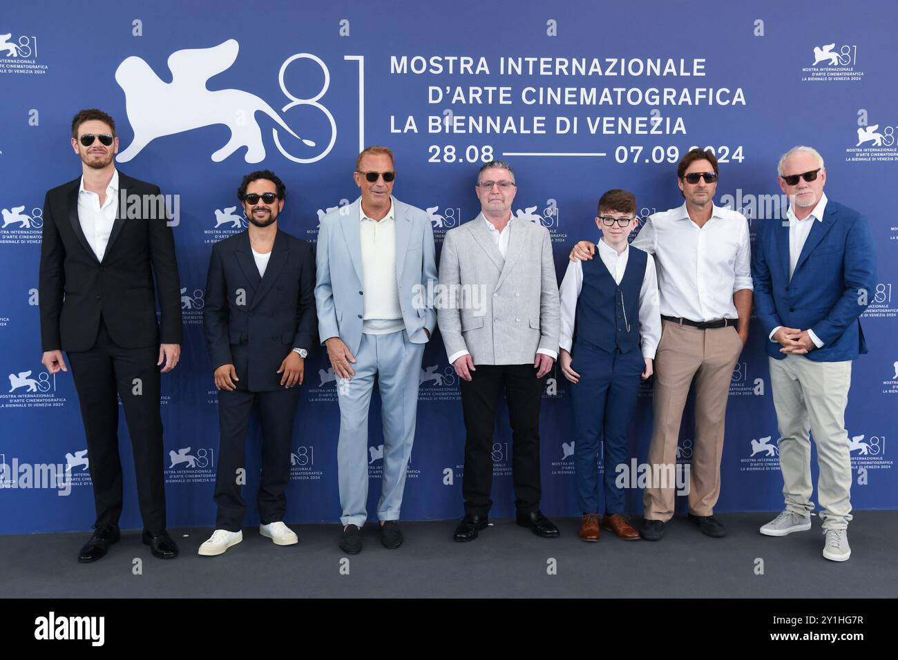 Venedig, Italien. September 2024. Jon Beavers, Alejandro Edda, Direktor Kevin Costner, David O'Hara, Aidan McCann, Luke Wilson und Gast beim Horizon: an American Saga - Chapter 2 Photocall im Rahmen des 81. internationalen Filmfestivals von Venedig am 06. September 2024 in Venedig, Italien. Foto: Aurore Marechal/ABACAPRESS. COM Credit: Abaca Press/Alamy Live News Stockfoto