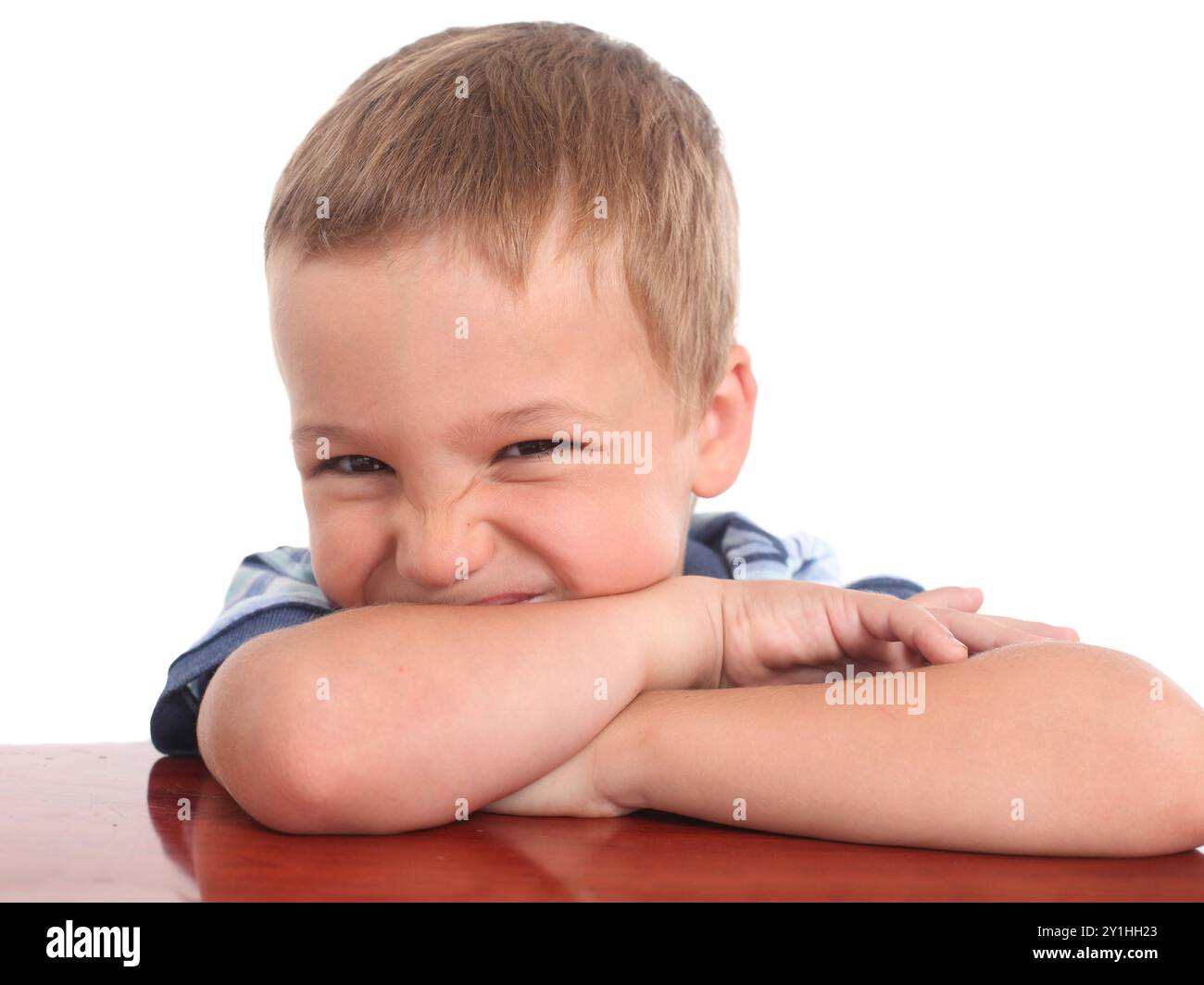 Porträt eines schlauen kleinen Jungen mit lustiger Grimasse auf isoliertem weißem Hintergrund Stockfoto