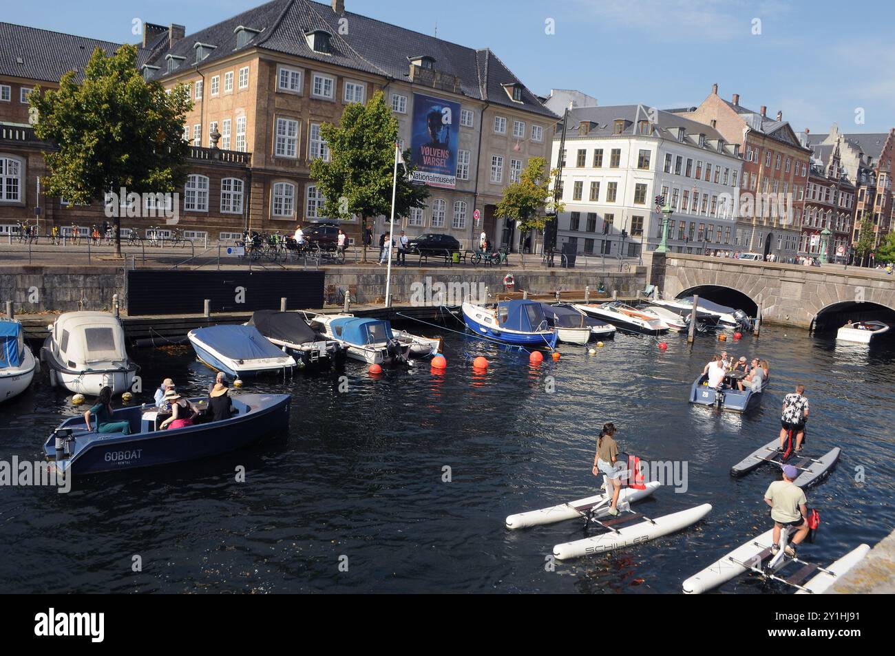 Kopenhagen/Dänemark/07 September 2024/Nationalmuseum am Frederikwholmw kanal oder Kanal und Blick auf Bootstourismus im frederiksholms kanal in der dänischen Hauptstadt Kopenhagen Dänemark (Foto. Francis Joseph Dean/Dean Pictures) (nicht für kommerzielle Zwecke) Stockfoto