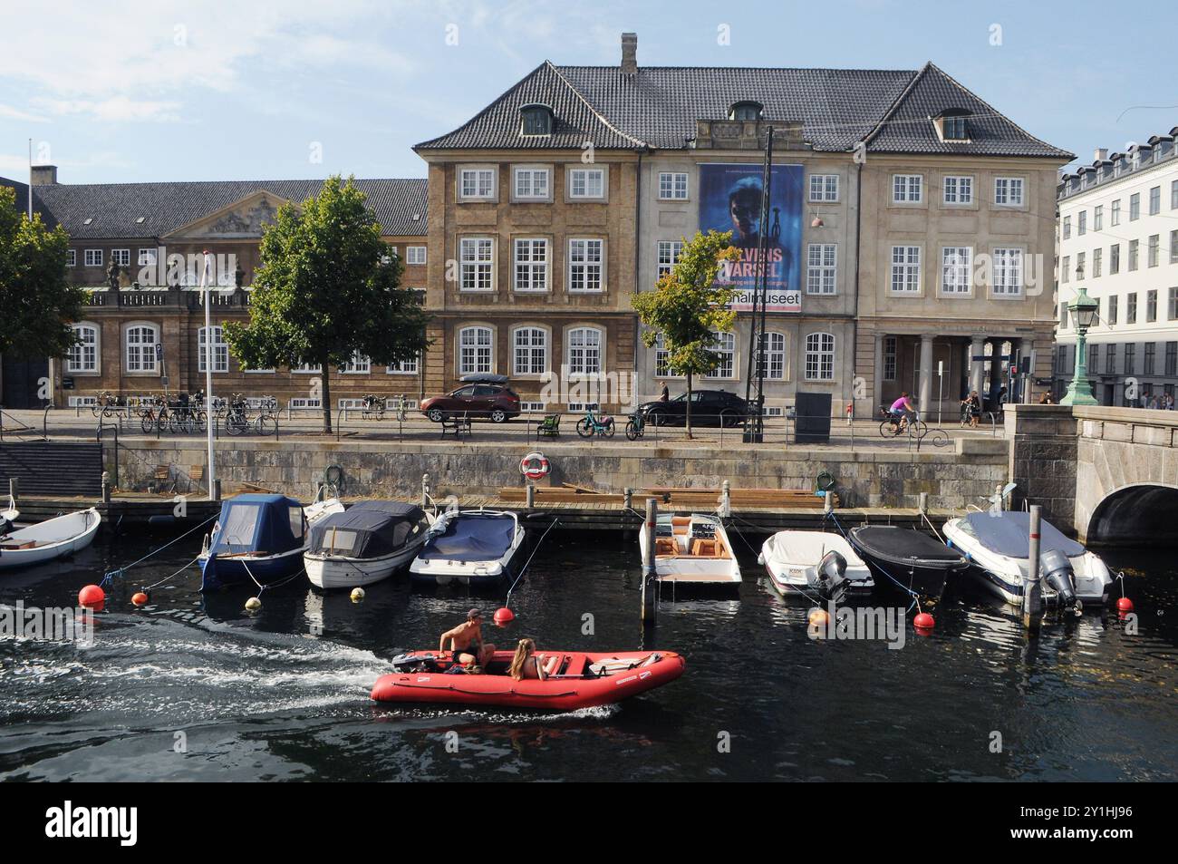 Kopenhagen/Dänemark/07 September 2024/Nationalmuseum am Frederikwholmw kanal oder Kanal und Blick auf Bootstourismus im frederiksholms kanal in der dänischen Hauptstadt Kopenhagen Dänemark (Foto. Francis Joseph Dean/Dean Pictures) (nicht für kommerzielle Zwecke) Stockfoto