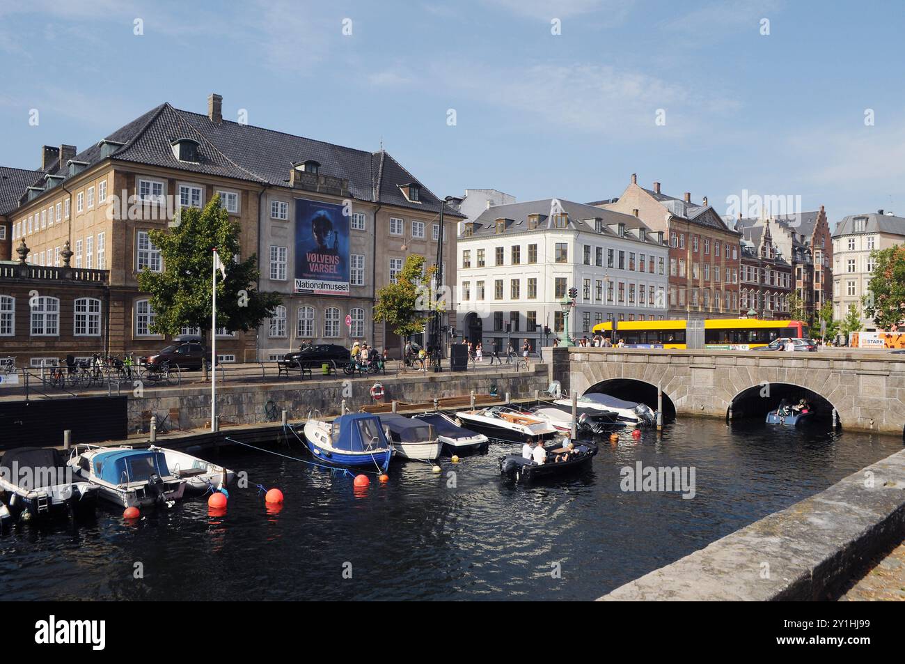 Kopenhagen/Dänemark/07 September 2024/Nationalmuseum am Frederikwholmw kanal oder Kanal und Blick auf Bootstourismus im frederiksholms kanal in der dänischen Hauptstadt Kopenhagen Dänemark (Foto. Francis Joseph Dean/Dean Pictures) (nicht für kommerzielle Zwecke) Stockfoto