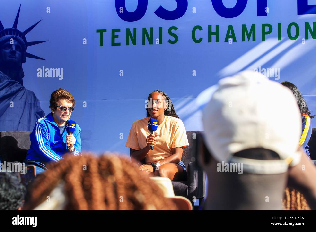 Queens, New York, USA – 20. August 2024: Billie Jean King führt ein Gespräch mit Coco Gauff, um ihre Stärke während der US Ooen zu zeigen Stockfoto