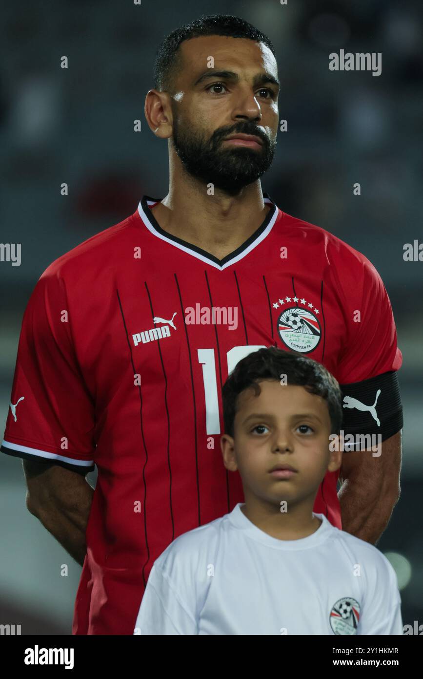 Ägypten. Kairo - 6. September 2024 - Mohamed Salah aus Ägypten sieht während des Qualifikationsspiels des Afrikapokals auf, Kopfschuss, Kopf und Schultern Stockfoto