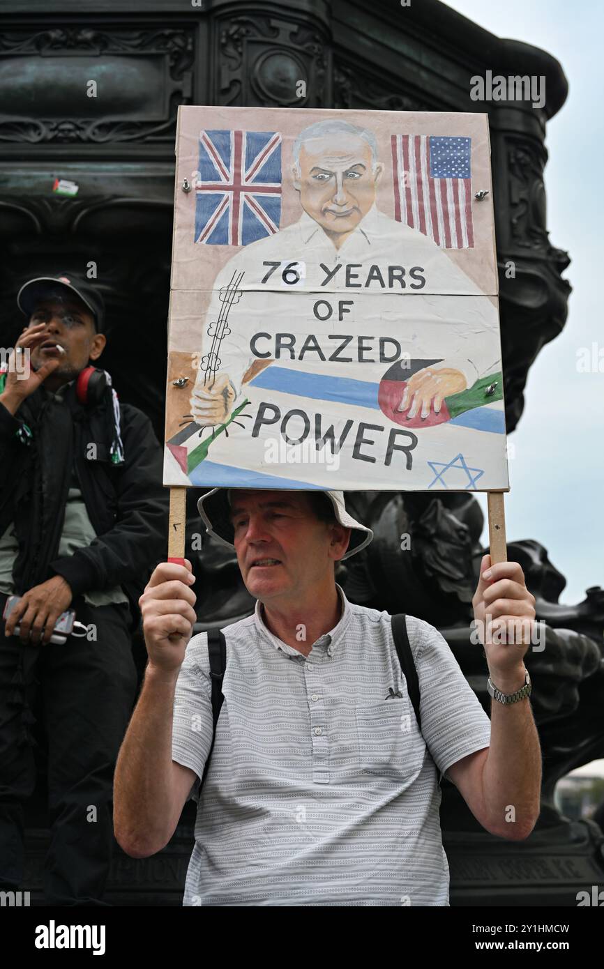 London, Großbritannien 7. September 2024: Die Polizei hat den friedlichen Nationalmarsch für Palästina eingeschränkt, der darauf abzielt, den Völkermord zu beenden, Israel zu bewaffnen, einen Krieg im Nahen Osten zu vermeiden und sich der Islamophobie-Versammlung am Piccadilly Circus zu widersetzen. Die Demonstranten sind wütend über die bösen Verbrechen, die die IDF gegen unbewaffnete Palästinenser begangen hat, von denen die Hälfte Kinder und Babys sind. Die Demonstranten fordern verzweifelt ein Ende des Völkermordes, in der Hoffnung, dass die Welt von dem Leid des palästinensischen Volkes in ihrem eigenen Land erfahren wird. Quelle: Siehe Li/Picture Capital/Alamy Live News Stockfoto