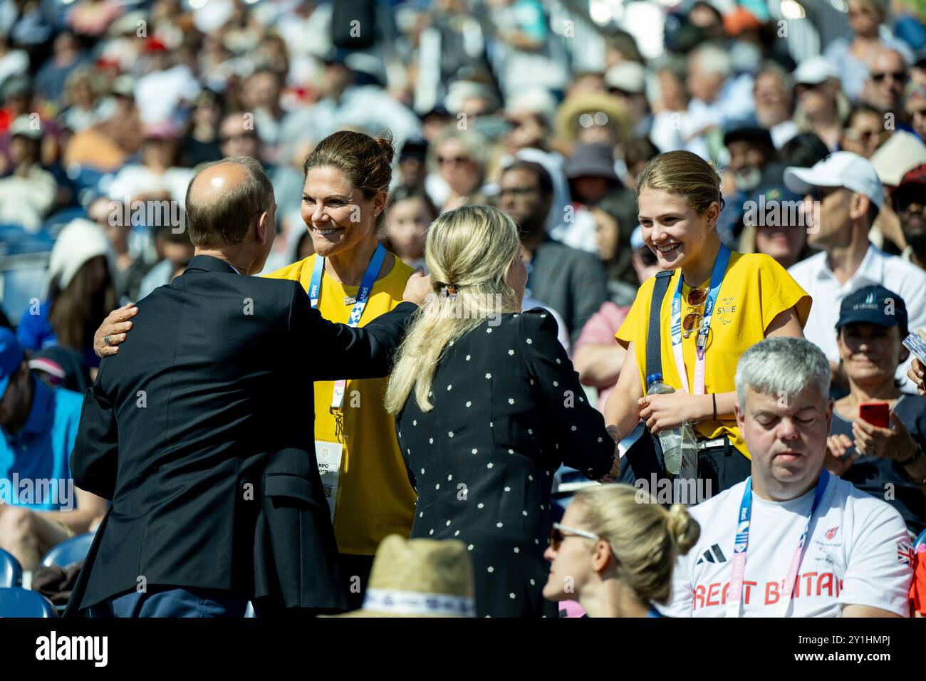 Paris, Frankreich. September 2024. PARIS 20240906Kronprinzessin Victoria und Prinzessin Estelle von Schweden begrüßen Prinz Edward und Sophie, Herzogin von Edinburgh, als sie an der Dressur-Team-Veranstaltung bei den Paralympics in Paris teilnehmen. Foto: Christine Olsson/TT/Code 10430 Credit: TT News Agency/Alamy Live News Stockfoto