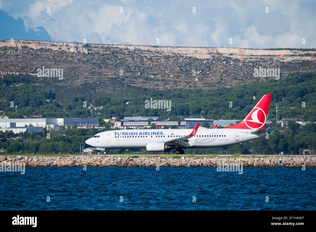 Marignane, Frankreich. September 2024. Ein Flugzeug der Turkish Airlines ist sicher gelandet und fährt auf der Landebahn am Flughafen Marseille-Provence, Seitenansicht Stockfoto