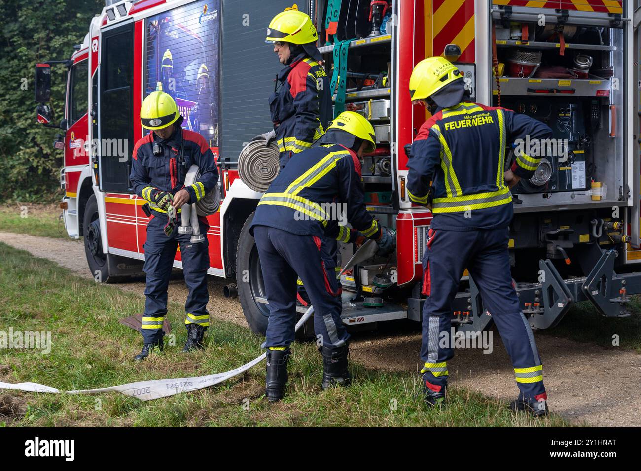 Übung zur Bekämpfung eines Vegetationsbrandes am 07.09.2024Übung zur Bekämpfung eines Vegetationsbrandes am 07.09.2024 07.09.24, Umwelt, Ungluecke: Uebung zur Bekaempfung eines Vegetations- bzw. Waldbrandes im Hardter Wald in Mönchengladbach mit ca. 80 Einsatzkraeften. Die Feuerwehrmaenner schliessen einen Schlauch am Fahrzeug an. Foto: Kirchner-Media/TH *** Übung zur Bekämpfung eines Vegetationsbrandes am 07 09 2024Übung zur Bekämpfung eines Vegetationsbrandes am 07 09 2024 07 09 24, Umwelt, Unfälle Übung zur Bekämpfung eines Vegetationsbrandes oder Waldbrandes im Hardter Wald in Mönchengladbach mit ca. 80 Feuerwehrleuten Stockfoto