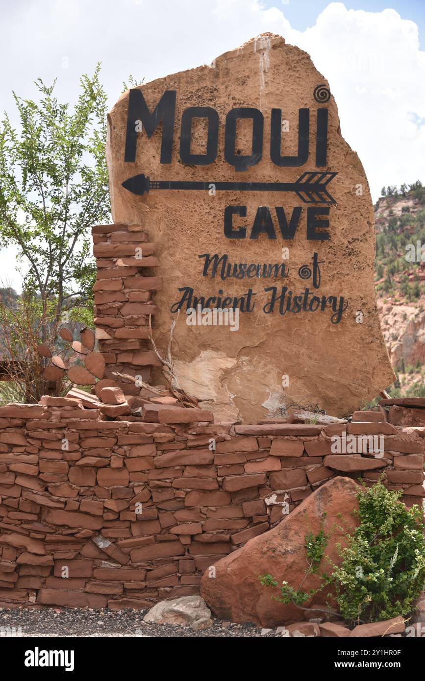 Kanab, Utah, USA, 13.08.2024. Die Moqui-Höhle wurde einst von Anasazi als Unterschlupf oder Lebensmittelgeschäft genutzt, laut archäologischen Ausgrabungen in der Gegend. I Stockfoto