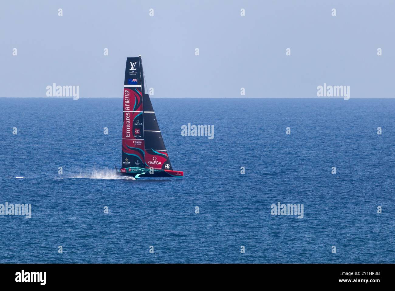 BARCELONA - AUGUST 31 2024: Emirates Team Neuseeland segelt beim 37. America's Cup Yachtrennen zwischen August und Oktober 2024 in Stockfoto