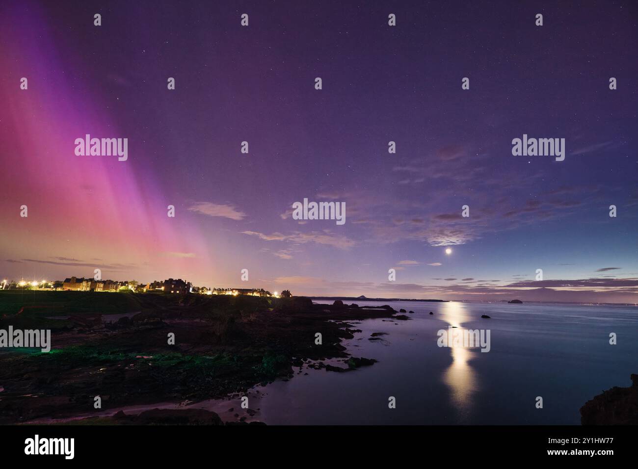 Aurora Borealis und Full Moon reflektieren über dem Meer in North Berwick, Schottland Stockfoto