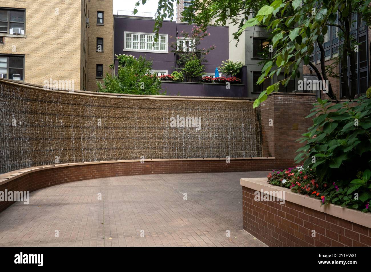 Dag Hammarskjold Plaza an der E 47th zwischen 2nd und 3rd Avenue bietet einen Wasserfall, NYC, USA, 2024 Stockfoto