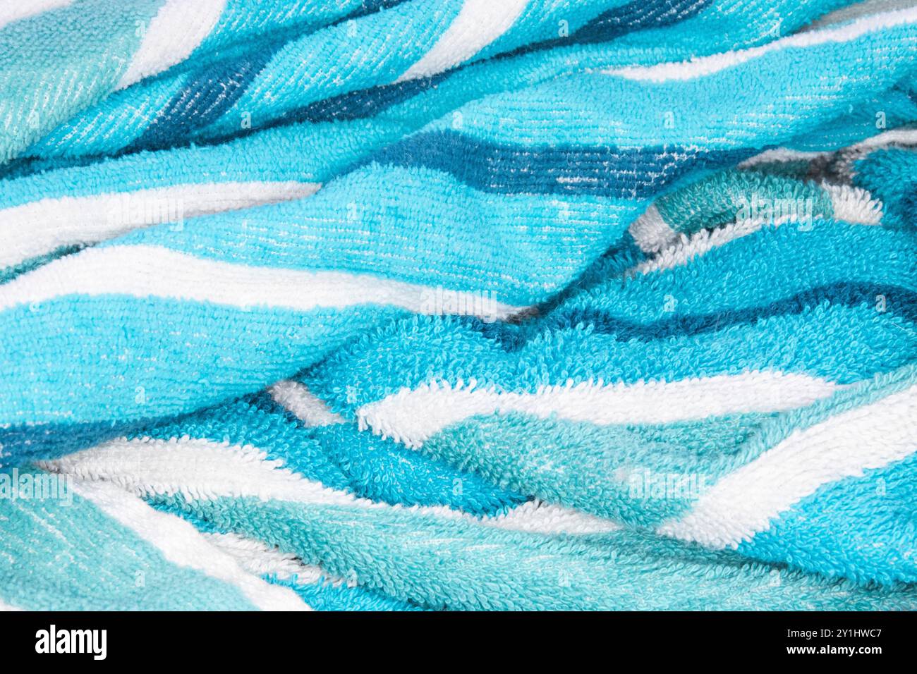 Nahaufnahme eines himmelblauen Handtuchs mit weißen und marineblauen Streifen. Stockfoto