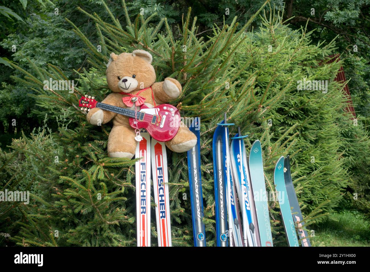 Teddybär mit Gitarre und Ski Stockfoto Teddybär mit Gitarre und Ski Stockfoto