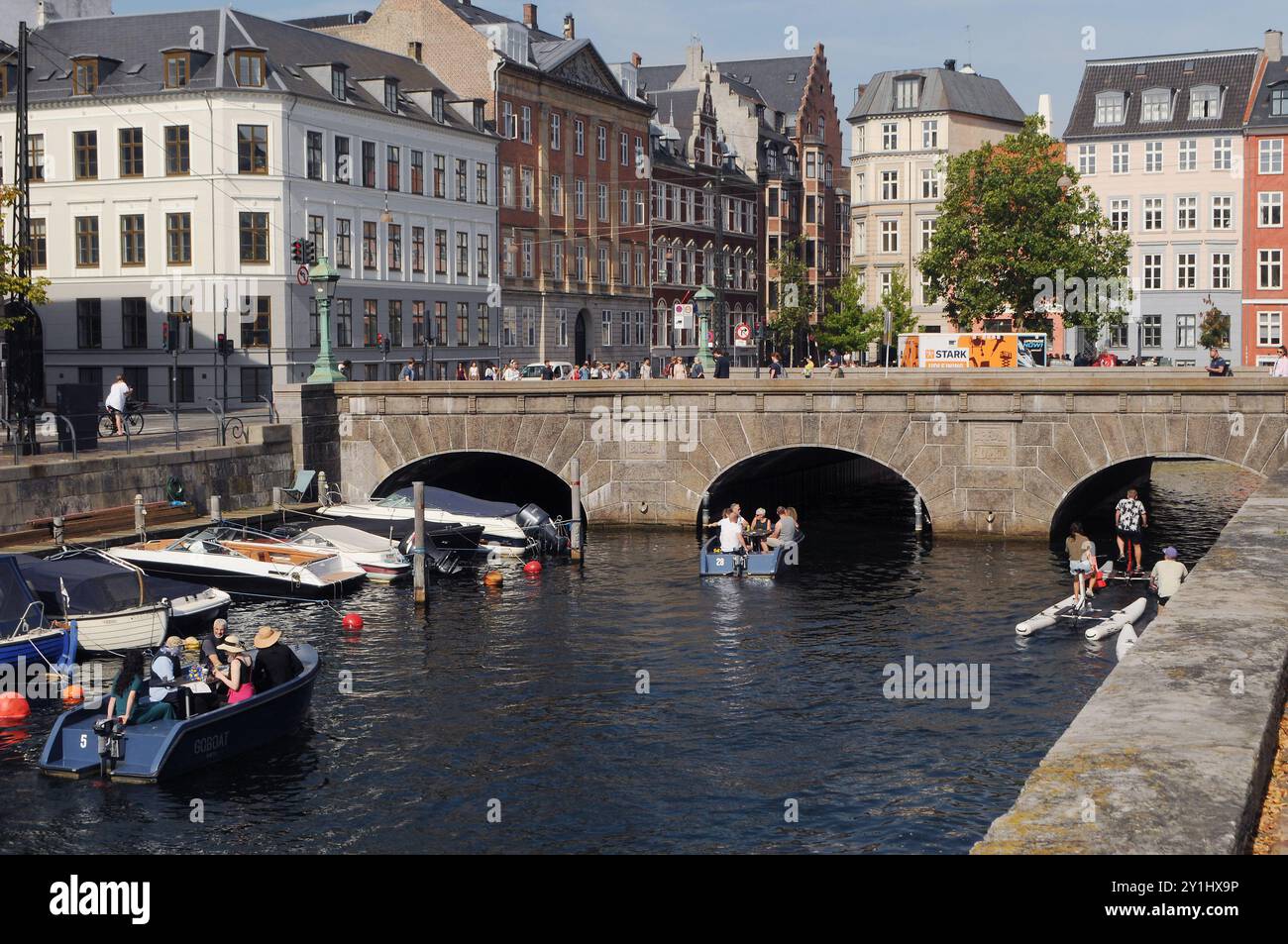 Kopenhagen/Dänemark/07. september 2024/Blick auf Menschen Genießen Sie den Tag mit Wildschweinen im frederiksholms kanal des Kanals im Herzen der dänischen Hauptstadt. (Foto. Francis Joseph Dean/Dean Pictures) (nicht für kommerzielle Zwecke) Stockfoto