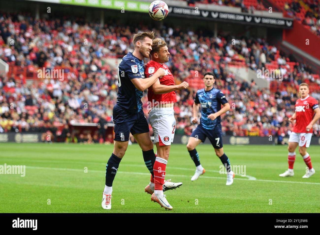 London, England. September 2024. Jamie McCart von Rotherham United und Matt Godden von Charlton Athletic während des Spiels der Sky Bet EFL League One zwischen Charlton Athletic und Rotherham United im Valley, London. Kyle Andrews/Alamy Live News Stockfoto